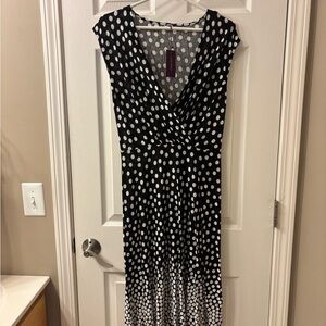 Black and White Midi Sundress with V-Neck and Cap Sleeves